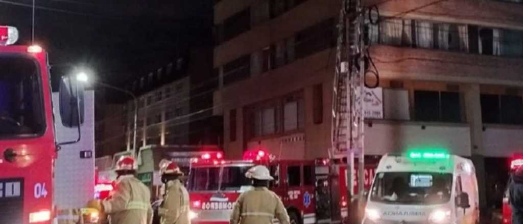 Cuatro heridos graves y 900 evacuados al incendiarse un edificio de Bariloche