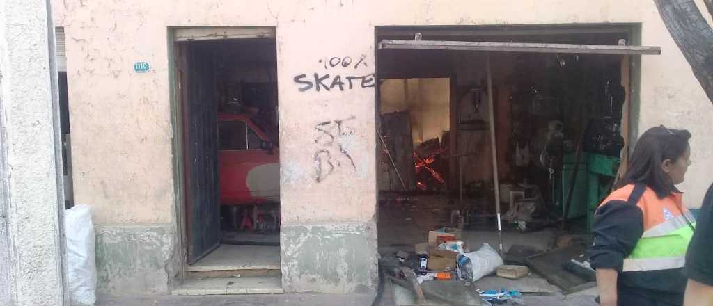 Una torner&iacute;a se incendi&oacute; en Guaymall&eacute;n y el fuego alcanz&oacute; a la casa de al lado