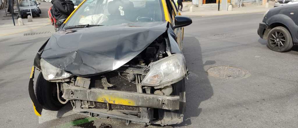 No andaban los sem&aacute;foros en Guaymall&eacute;n y dos autos "se pegaron un palo" 