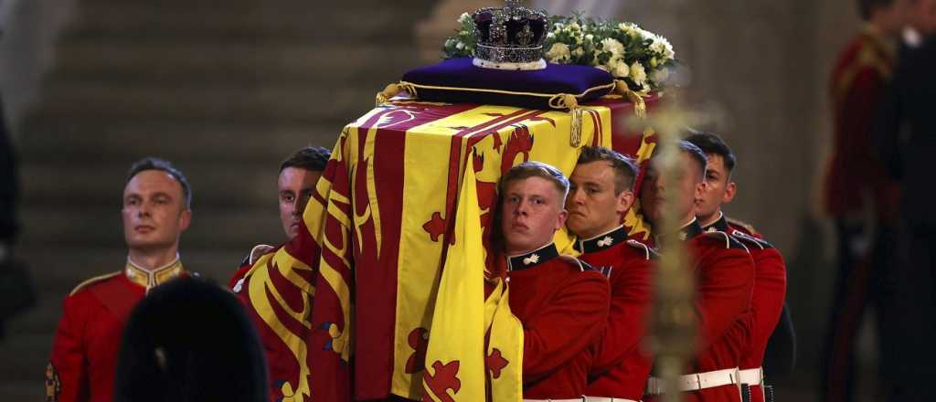 Cientos de miles de británicos despiden a la reina Isabel II