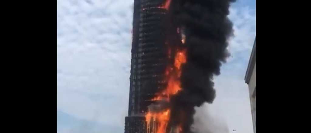 Impactante incendio de un rascacielos en China