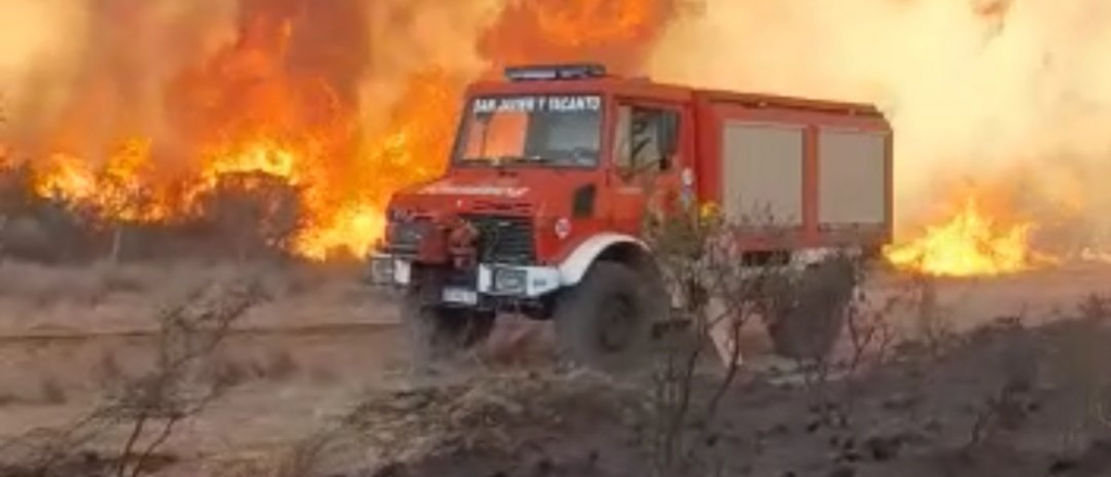 Evac&uacute;an zonas de Cura Brochero y Mina Clavero por los incendios