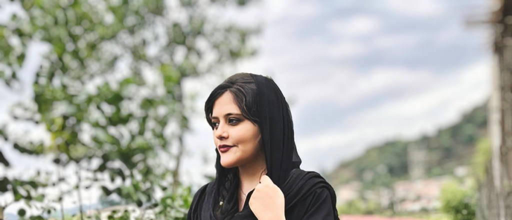 Murió Mahsa Amini, la iraní detenida por no llevar el velo "correctamente"