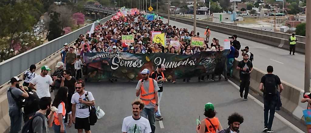 Corte del puente Rosario - Victoria para exigir el cese de quema de campos