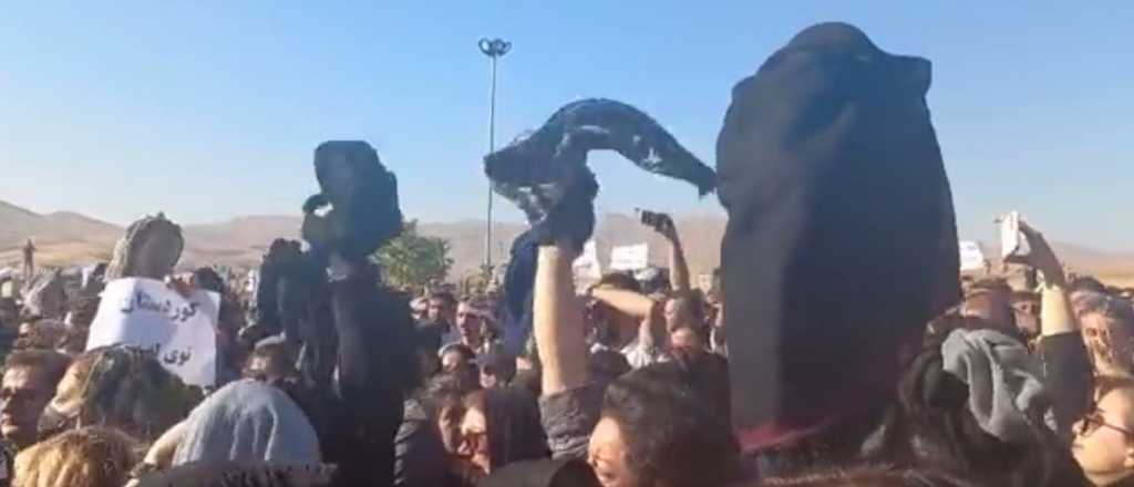 Mujeres iraníes se quitaron el velo en protesta por la muerte de Mahsa Amini 