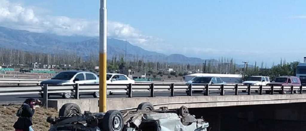 Un joven de 19 años está grave luego de volcar con su auto en el Acceso Sur