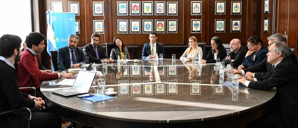 Dos horas de reuni&oacute;n y cuatro funcionarios para resolver la falta de figuritas