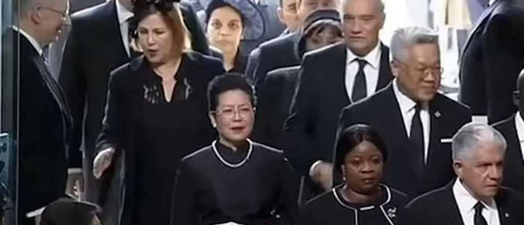 Esposa del embajador argentino fue ignorada en el funeral de Isabel II