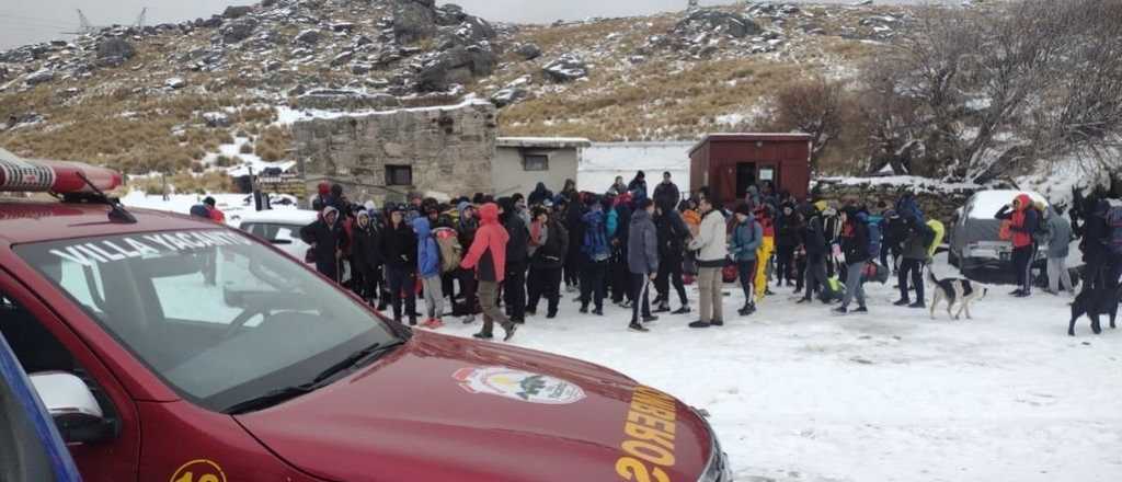 Videos: alumnos quedaron varados en un cerro y 20 camionetas los rescataron