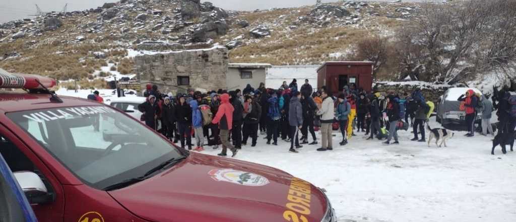 Videos: alumnos quedaron varados en un cerro y 20 camionetas los rescataron