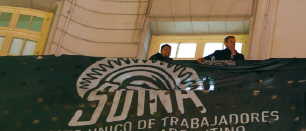 El gremio del Neumático tomó una oficina del Ministerio de Trabajo