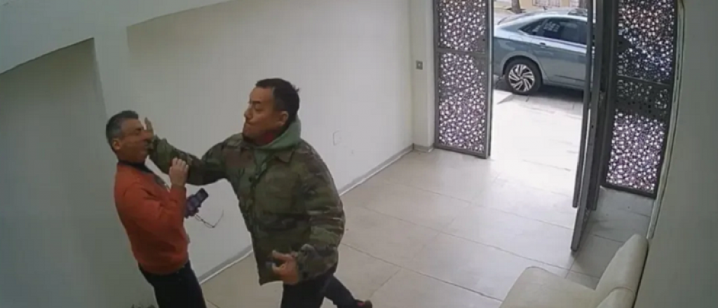 Video: un hombre le dio una golpiza a otro en General Alvear