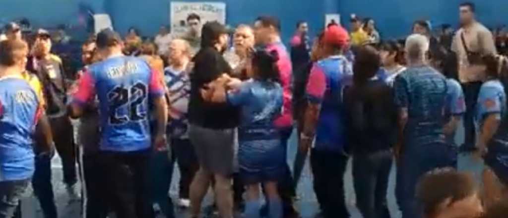 Videos: pi&ntilde;as, patadas y heridos en partido de futsal femenino