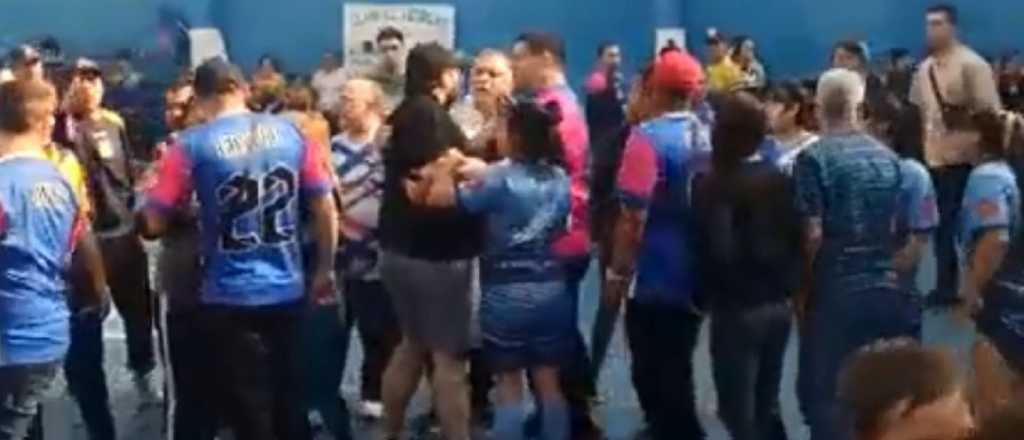 Videos: piñas, patadas y heridos en partido de futsal femenino