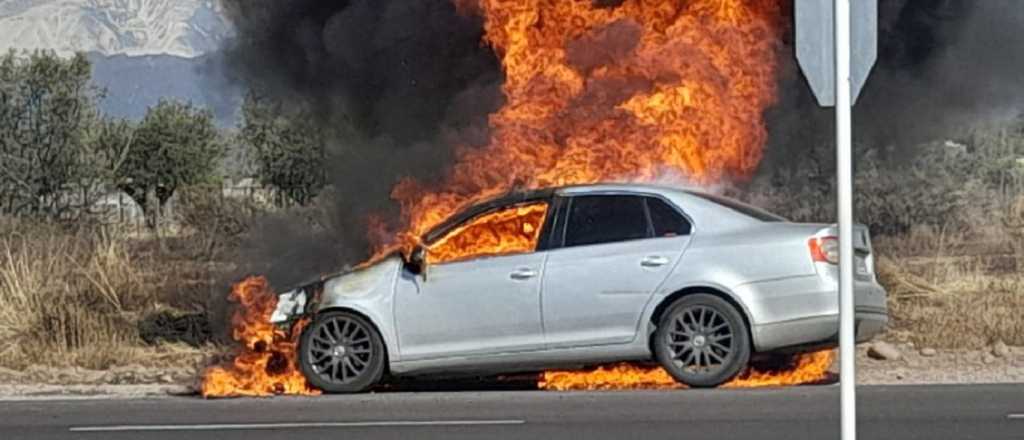 Se incendió un auto en pleno Acceso Sur