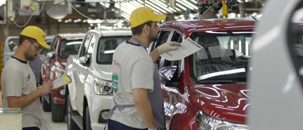 Se agudiza la crisis: por la falta de neumáticos, Toyota frena su producción