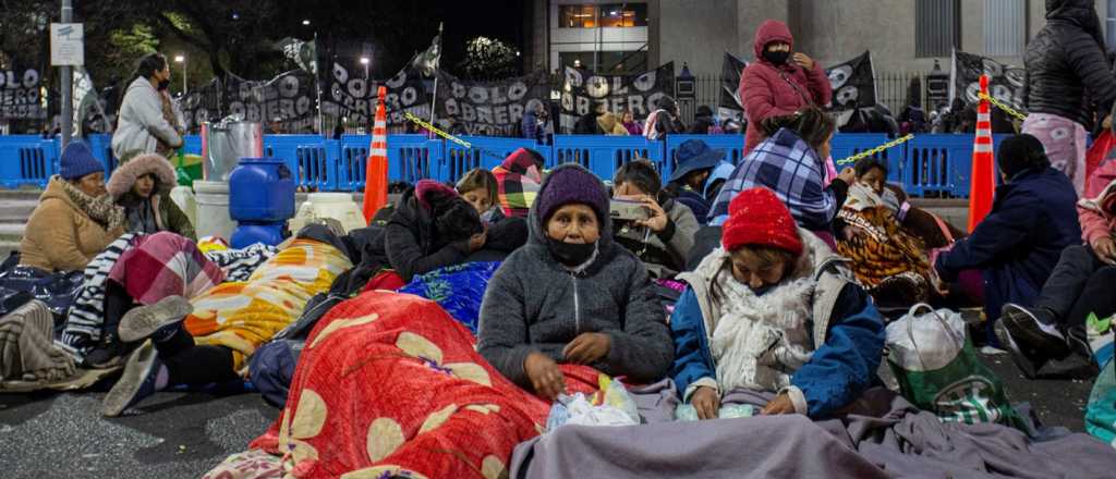 Piqueteros acamparán otra noche frente a Desarrollo Social