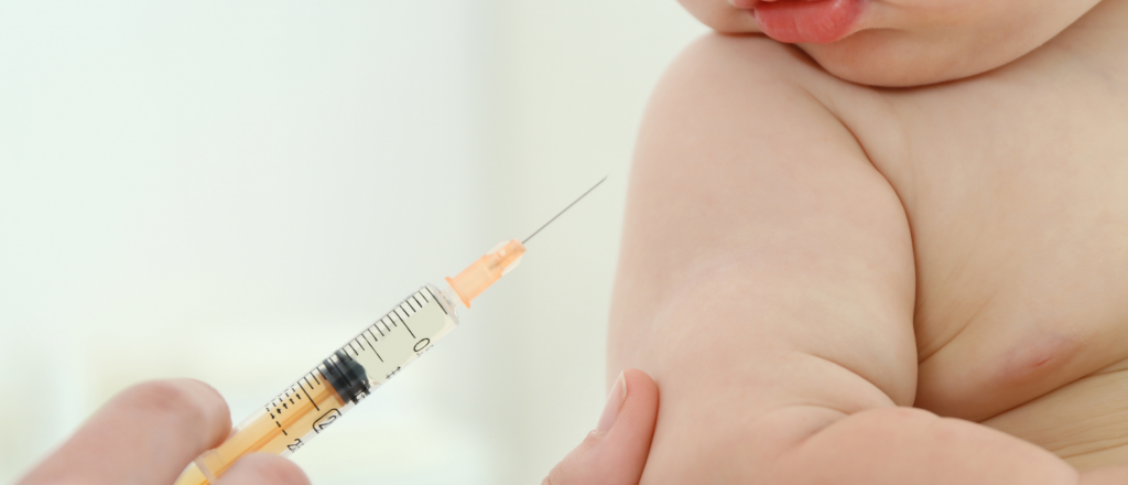 Vacunan contra sarampión, rubéola y paperas a niños menores de 4 años