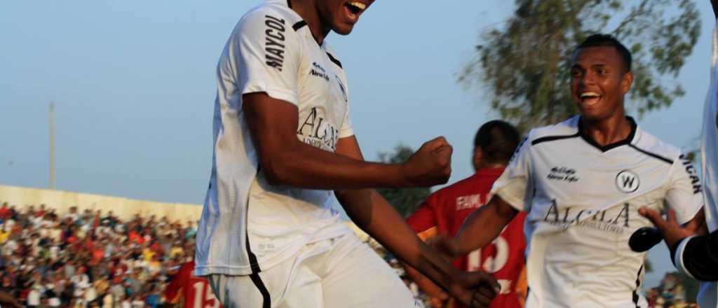 En Per&uacute;, un jugador se enoj&oacute; y le dio una trompada al &aacute;rbitro