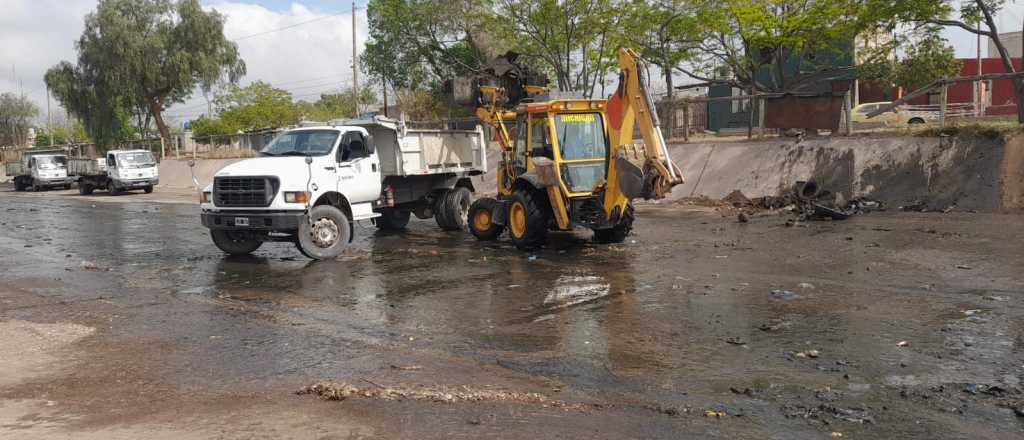 Retiraron 300 toneladas de basura de colectores de Las Heras y Capital