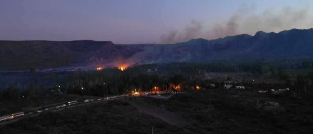 Evacuaron cabañas por un incendio en campos de Valle Grande