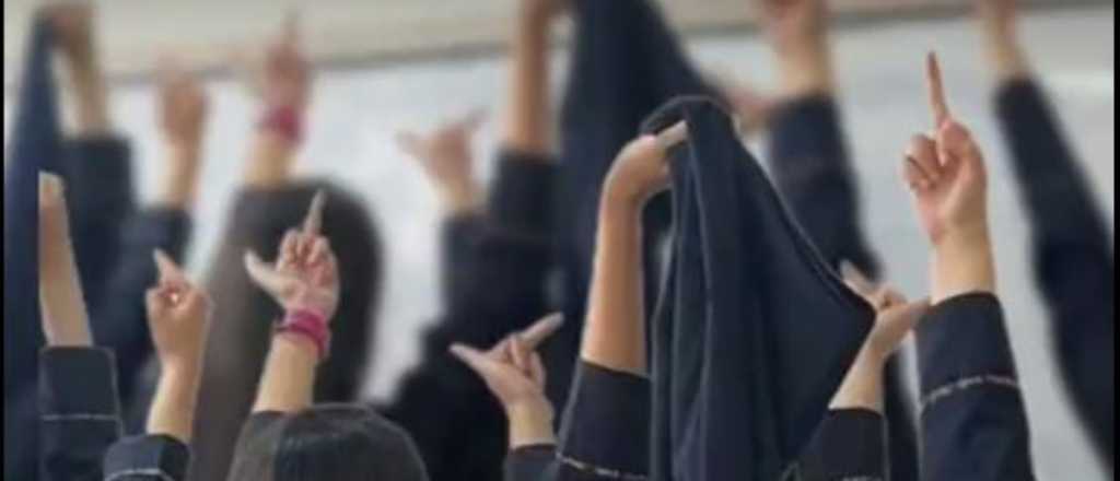 Las chicas iraníes hacen historia: se quitaron el velo y tomaron la escuela