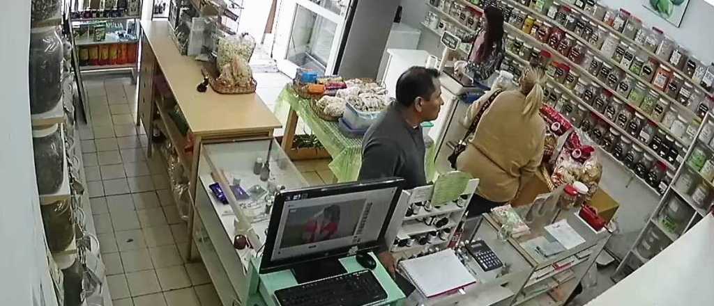 Videos: un hombre robó un celular en un comercio de Maipú