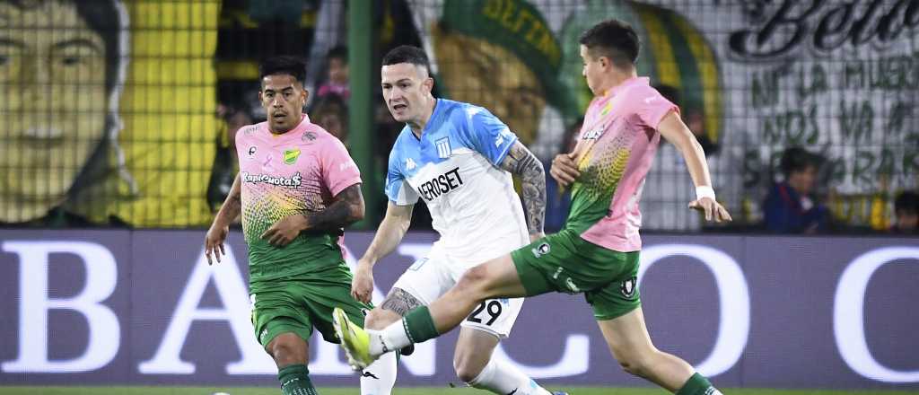 Con un polémico arbitraje, Racing se lo igualó a Defensa y sigue con vida