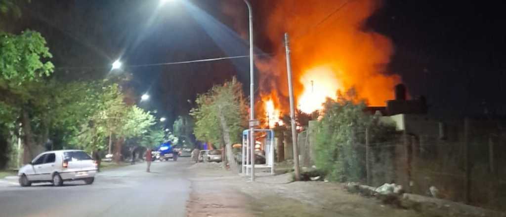Video: se incendió un taller en Maipú y el dueño perdió todo
