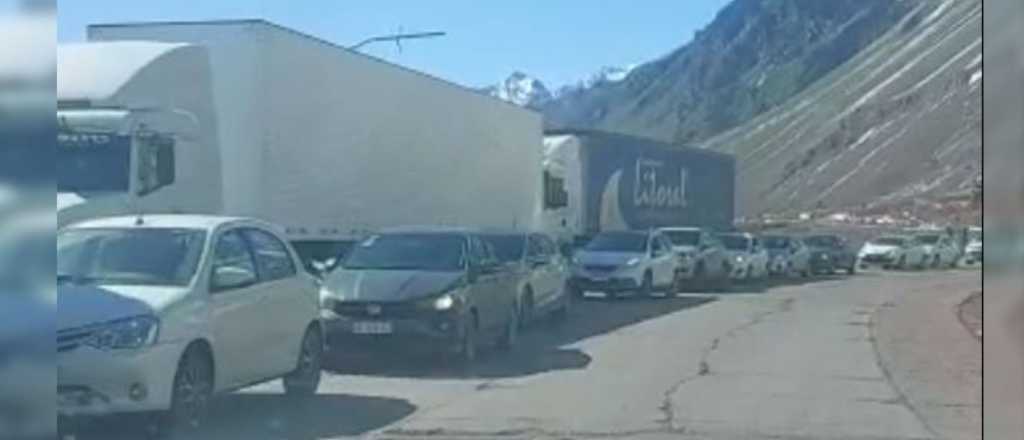 Largas filas de autos y camiones para cruzar a Chile