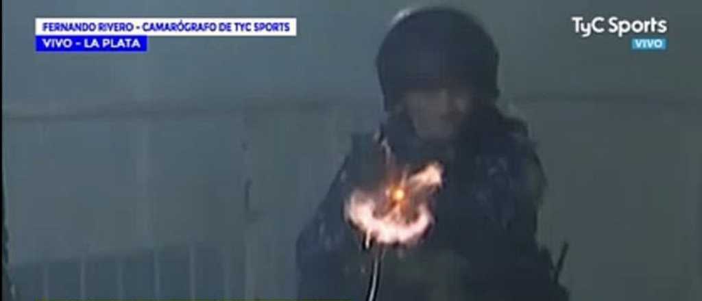 El momento en que un polic&iacute;a le dispar&oacute; al camar&oacute;grafo de TyC