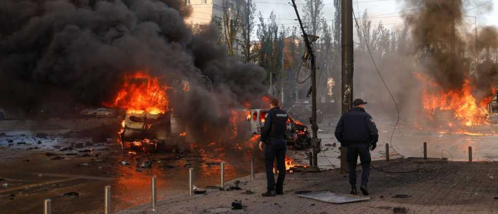 Video: una ola de bombardeos rusos sobre Kiev dejó 10 muertos