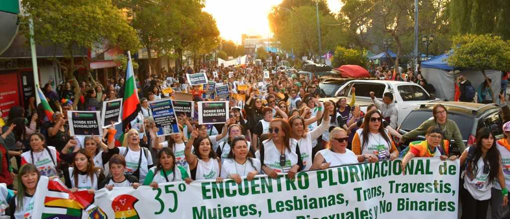 Más de 100 mil mujeres en la marcha de cierre del 35 Encuentro Plurinacional