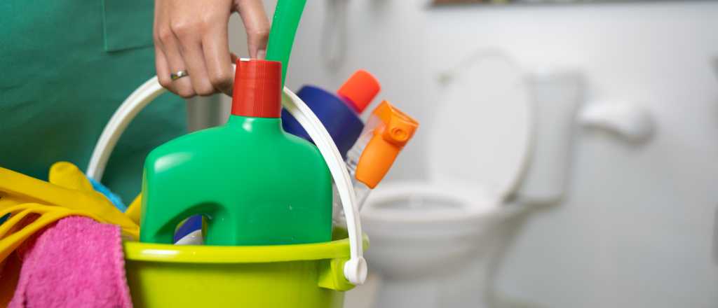 Cómo limpiar los bordes del baño que contienen suciedad