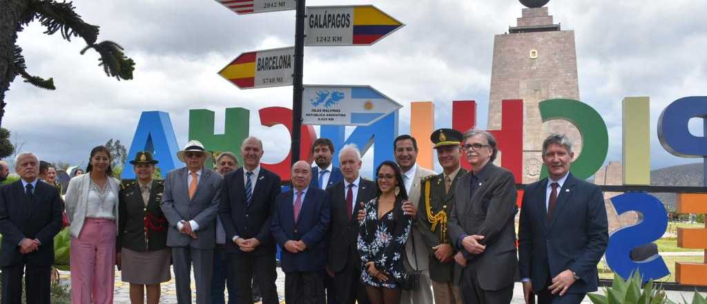 El cartel que inauguró Carmona en Ecuador sobre Malvinas