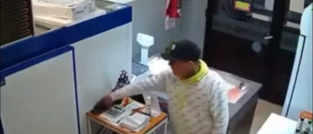 Video: "Lo necesito", ladrón robó en un local y se disculpó con un beso