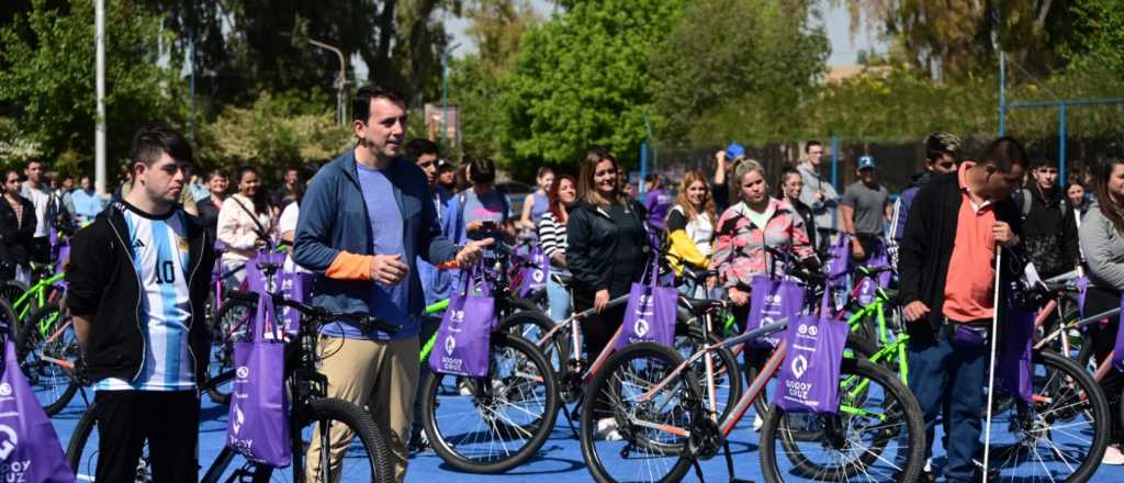 Más de 300 abanderados y escoltas de Godoy Cruz recibieron bicicletas