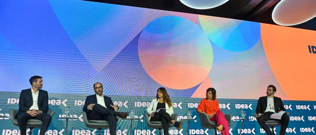 Mendoza explic&oacute; su modelo educativo en el Coloquio IDEA