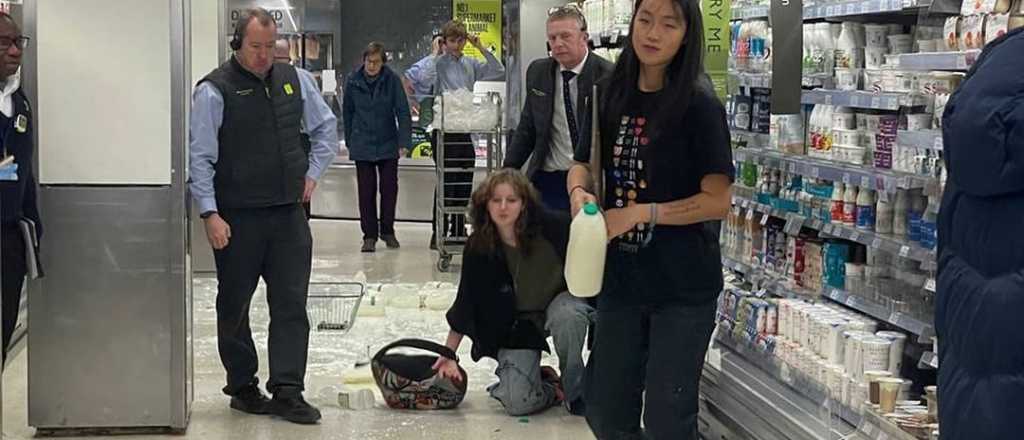 Videos: ecologistas derraman litros de leche en supermercados británicos
