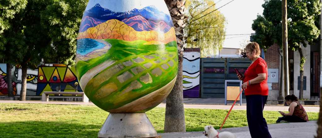 Por qu&eacute; instalaron 10 huevos de Pascua gigantes en Godoy Cruz