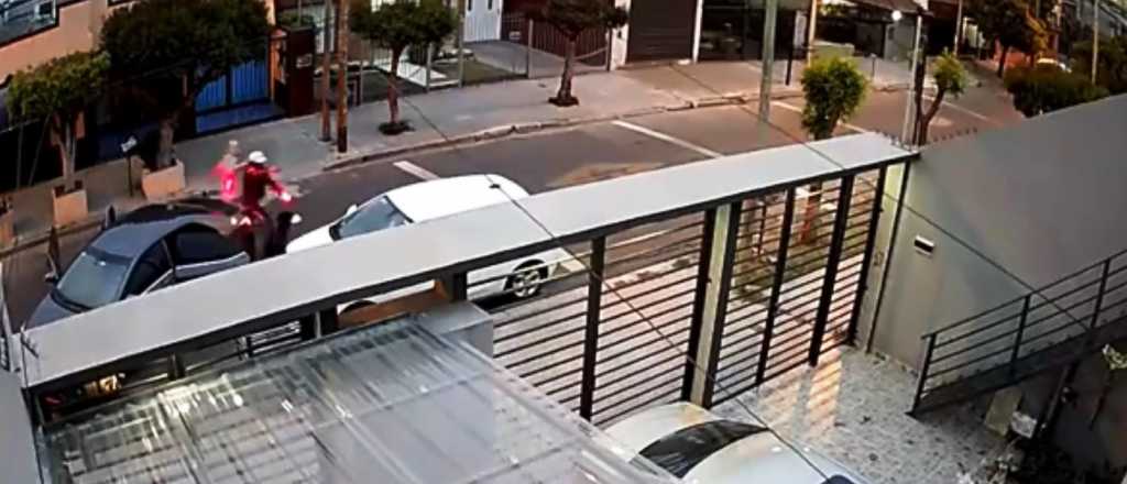 Video: "¡Dejalo al nene!", el grito de un papá cuando robaban su auto con su hijo dentro