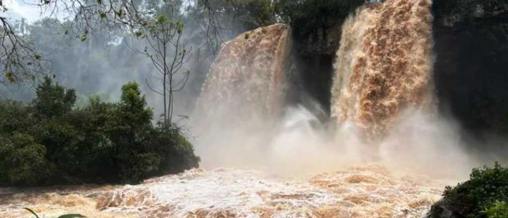 Un hombre cay&oacute; a las Cataratas del Iguaz&uacute; al querer sacarse una foto