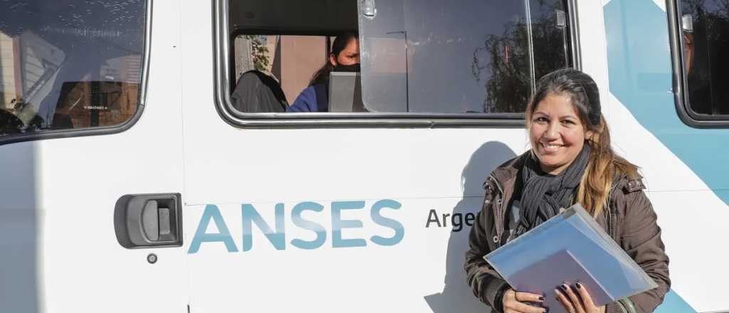 Quiénes cobran asignaciones este lunes