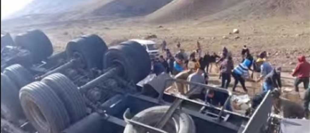 Video: saquearon la carga de un camión que volcó en Penitentes