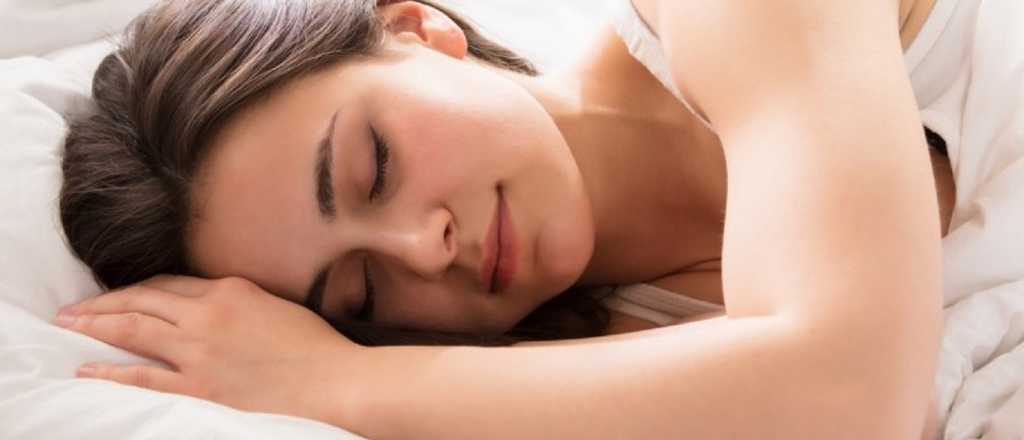 ¿De qué lado es conveniente dormir?