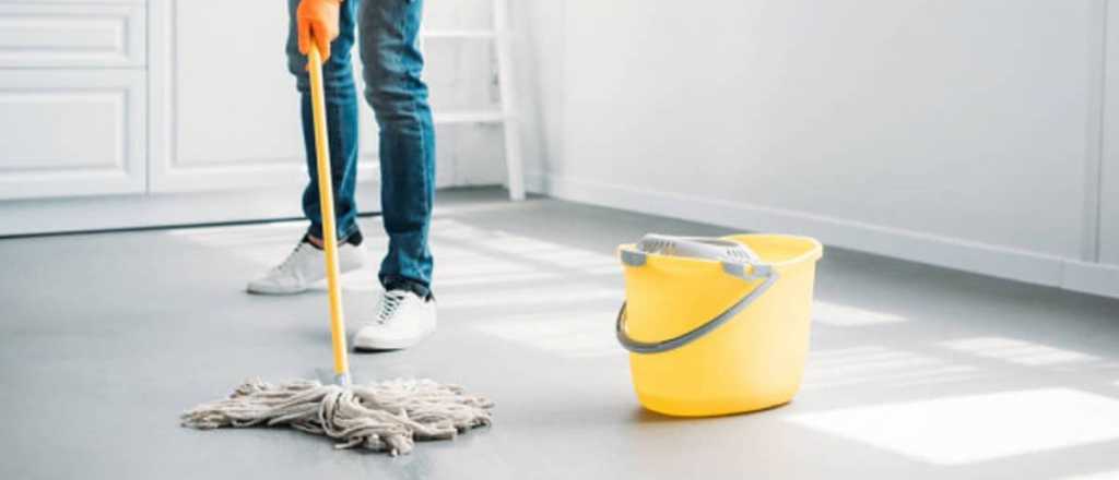 Dos fórmulas caseras para limpiar las manchas de grasa del piso