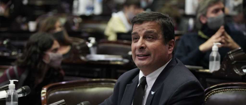 El diputado K m&aacute;s capo: "Puedo mascar chicle, ver b&aacute;squet y estar en la sesi&oacute;n"