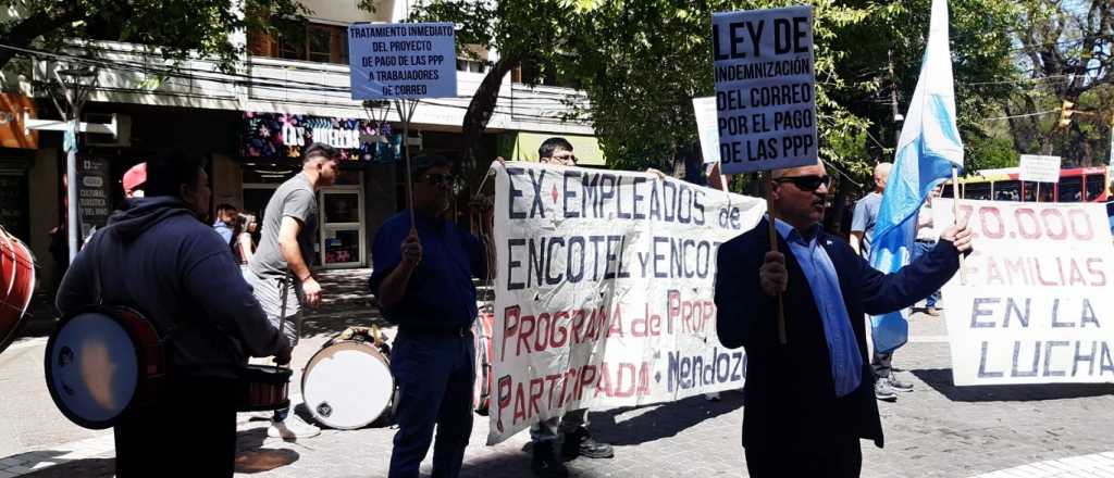 Ex empleados de Encotel reclamaron en la Peatonal por una histórica deuda