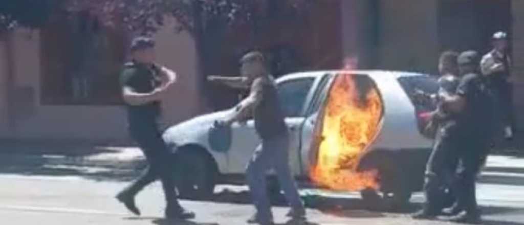Video: discutió con la policía en Tupungato y quemó su auto frente a ellos