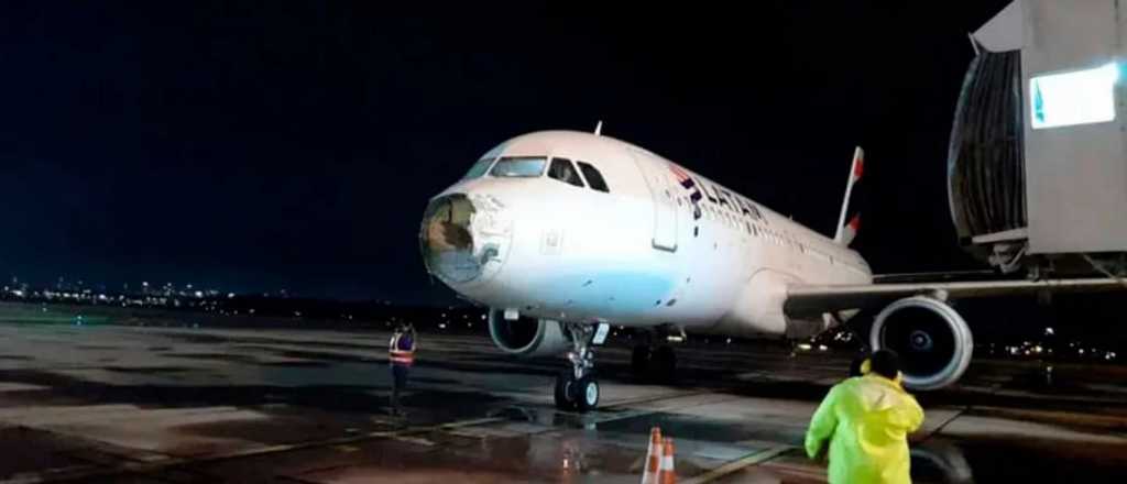 Video: terror en un vuelo de Latam: en una tormenta perdió parte del motor